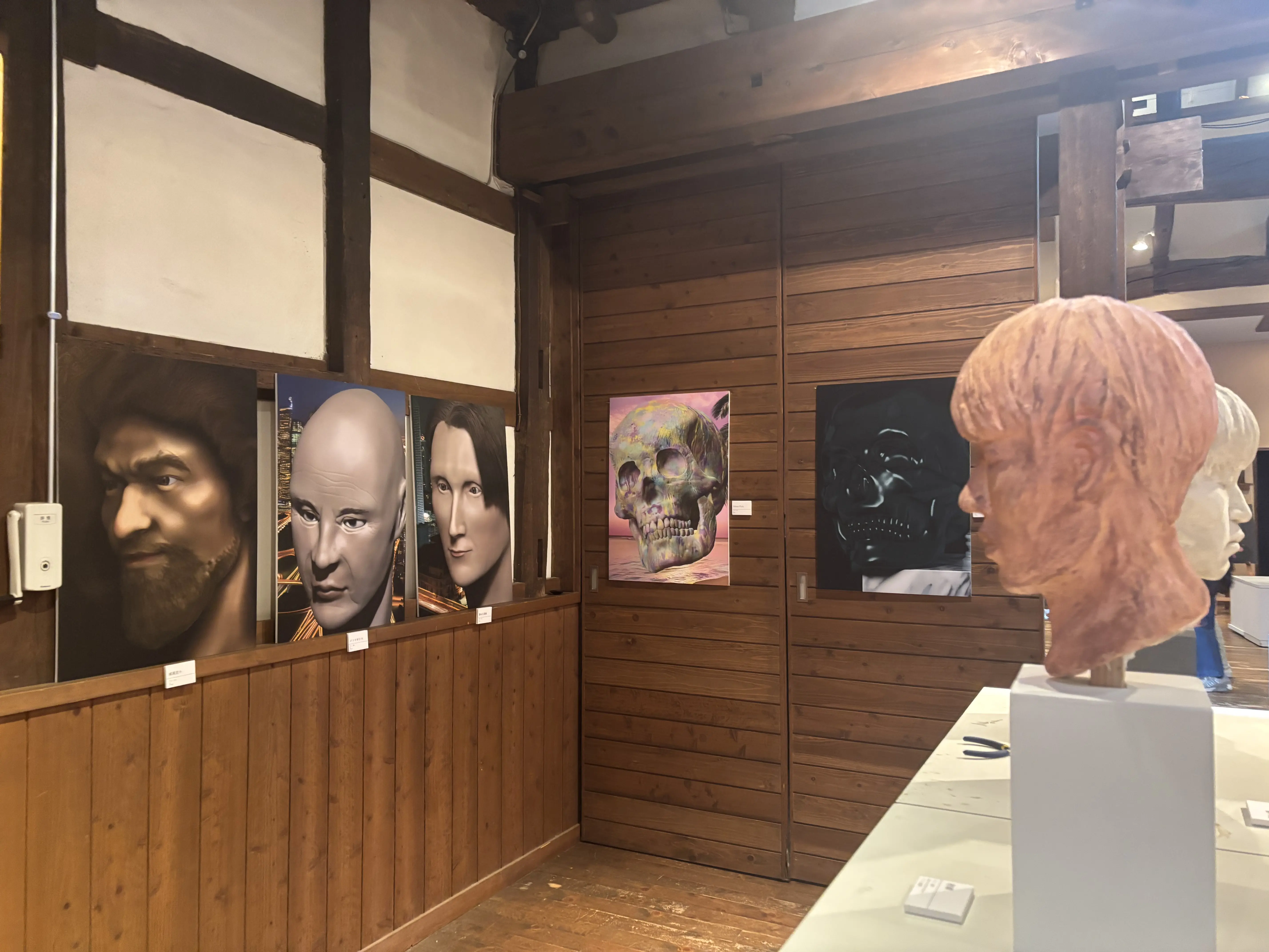 照明演出が施された展示空間